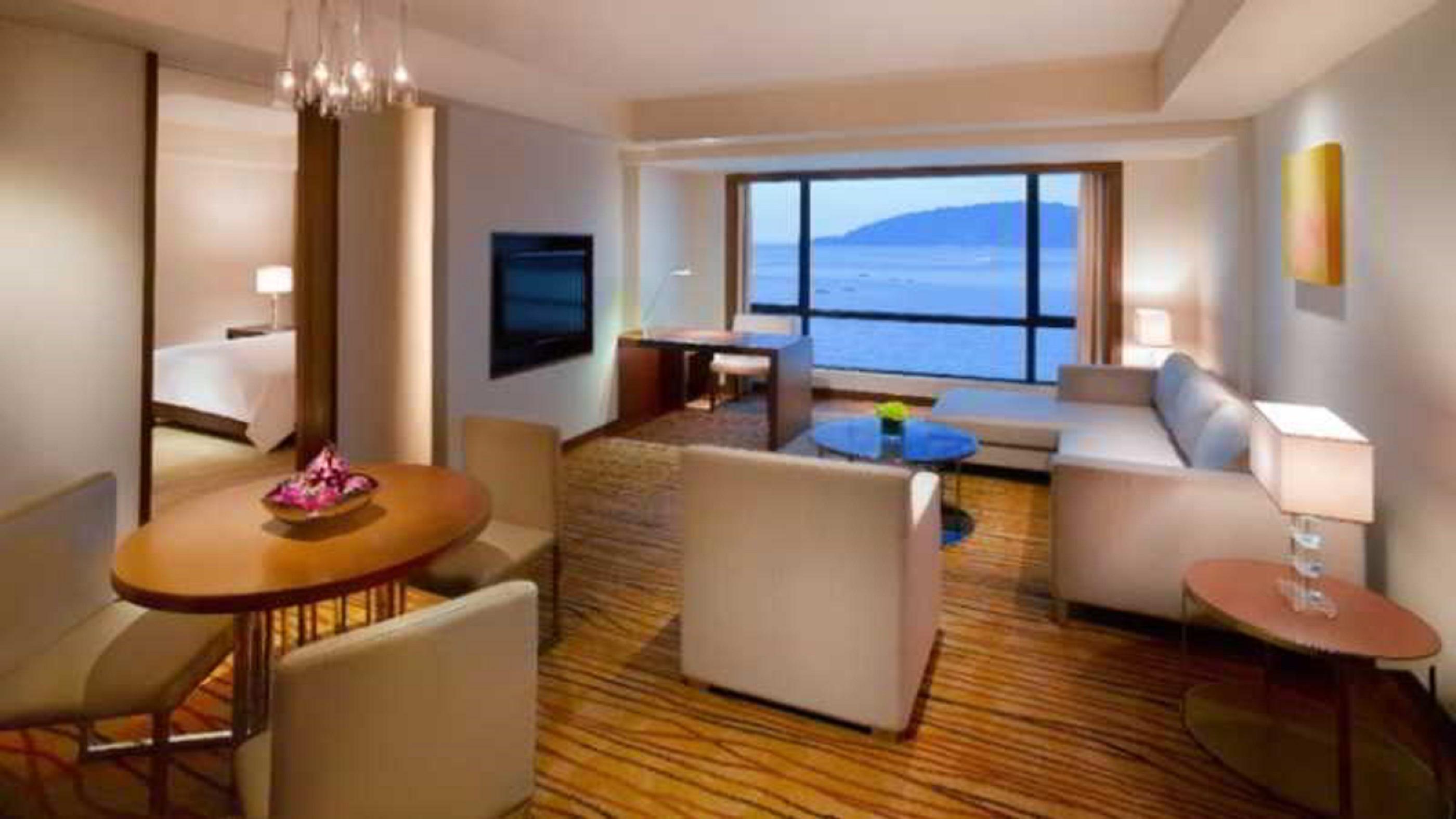 Hyatt Regency Kinabalu Hotel Kota Kinabalu Ngoại thất bức ảnh A suite at the Westin Nanjing