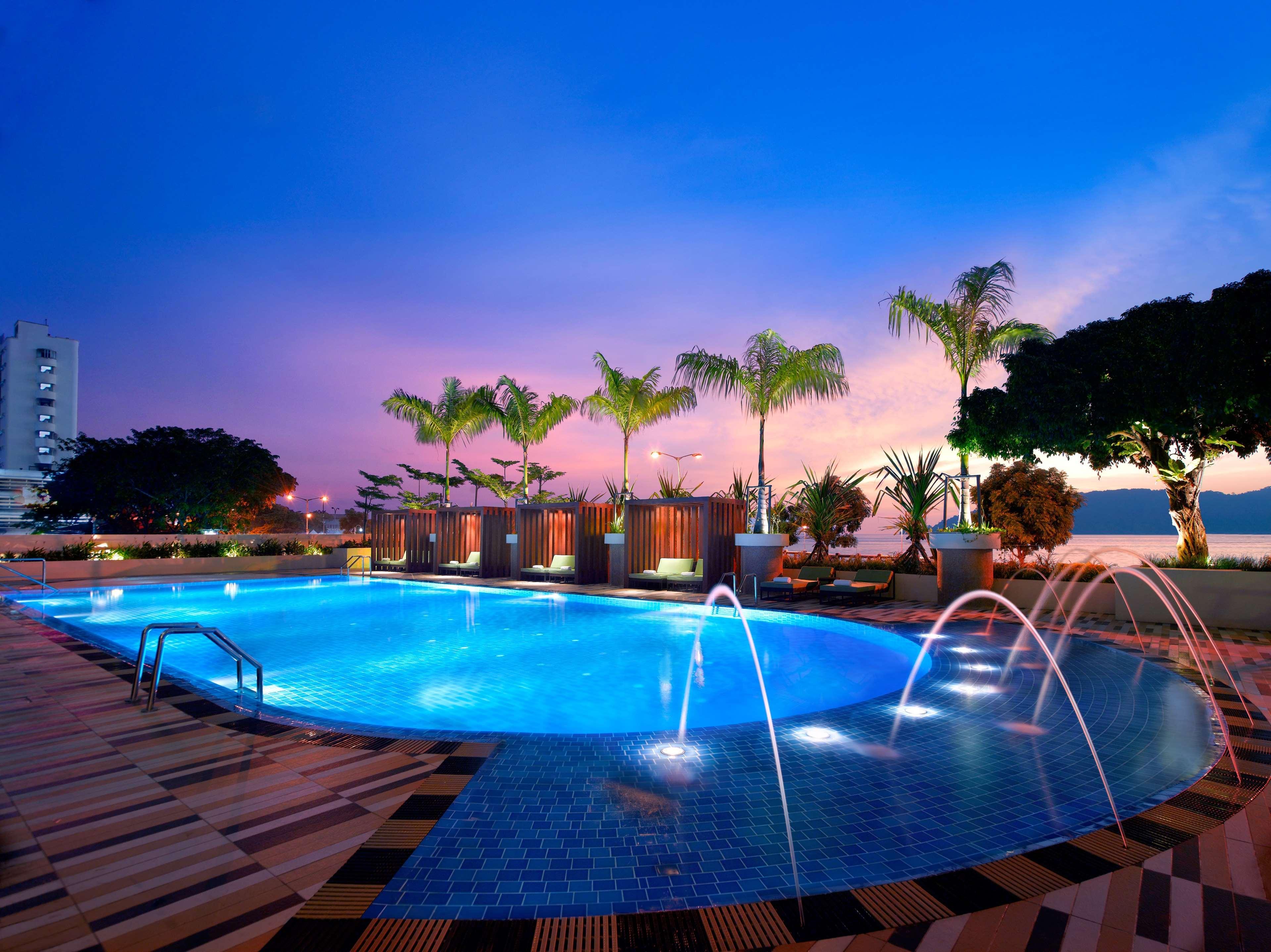 Hyatt Regency Kinabalu Hotel Kota Kinabalu Ngoại thất bức ảnh The swimming pool at the hotel