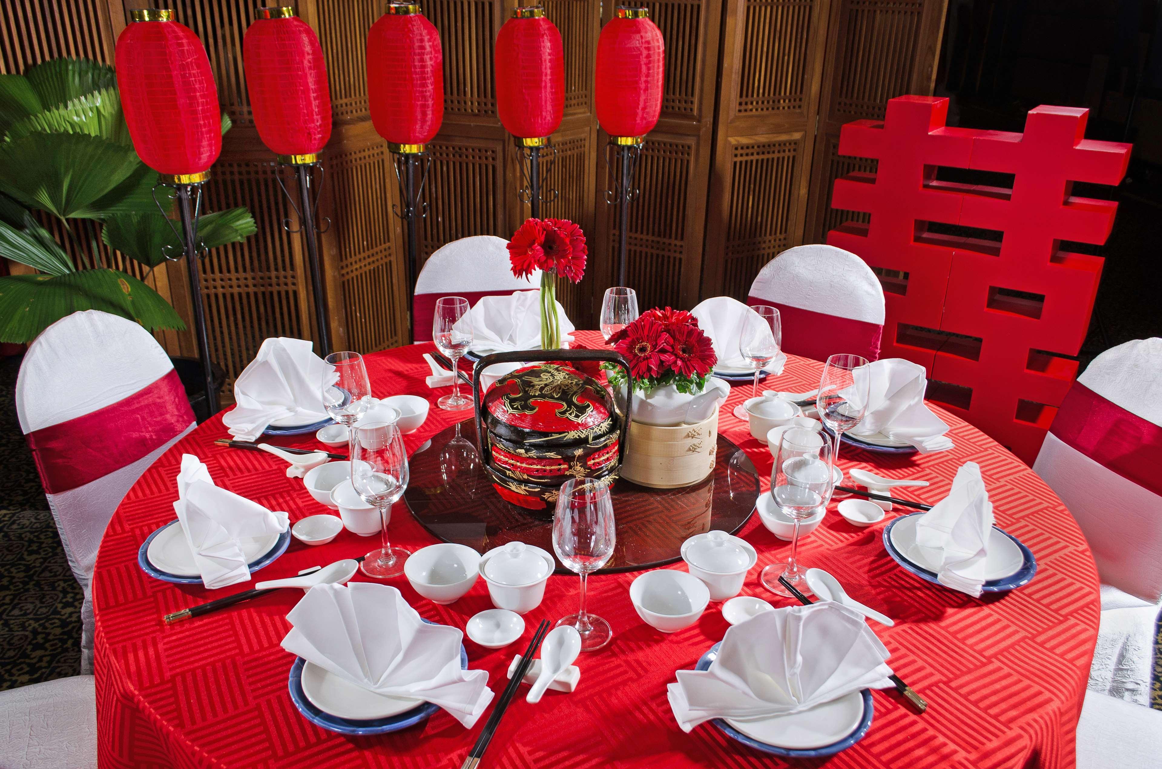 Hyatt Regency Kinabalu Hotel Kota Kinabalu Ngoại thất bức ảnh A table set for a Chinese wedding banquet